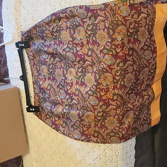 Harolds Dresses & Skirts - Harold's 100% Silk skirt